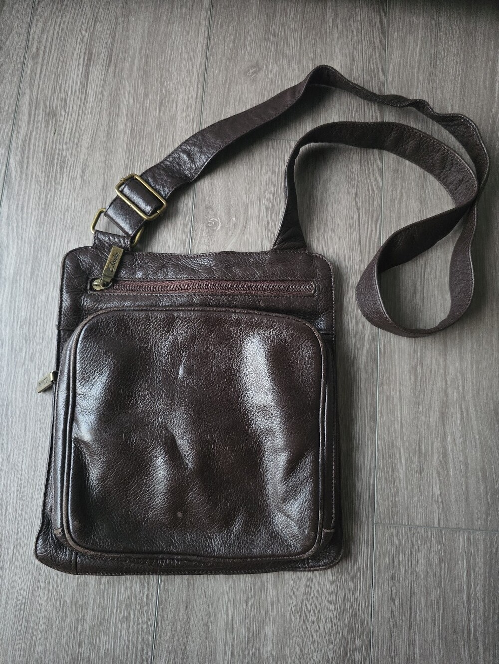 Clarks England Brown Pebbled Crossbody Organizer Bag Brass Zip Messenger Purse